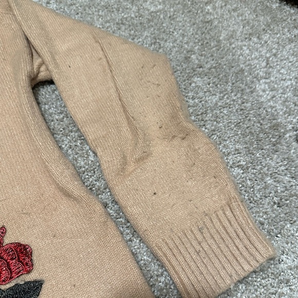 Cream ripped neck sweater with Rose detail - Picture 4 of 6